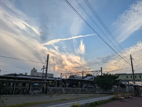 夕焼けに染まる駅の空模様
