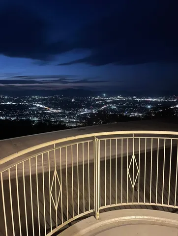 夜景を見下ろす静かな眺め