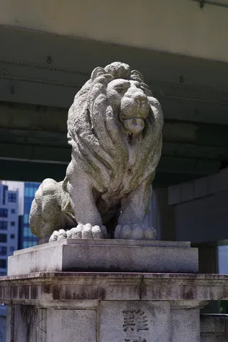 石のライオン、橋の下の威厳