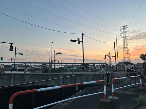 夕暮れ、電線と交差点