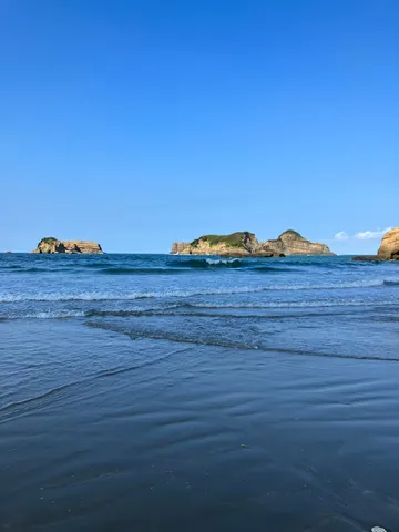 青い海と奇岩のコントラスト