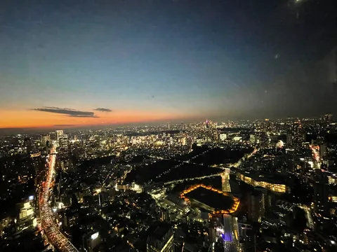 息をのむ、都市の灯りと黄昏のコントラスト
