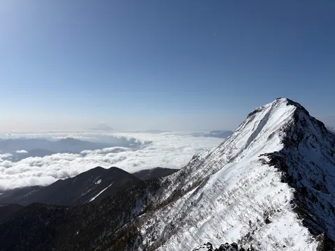 空を裂く雪の稜線