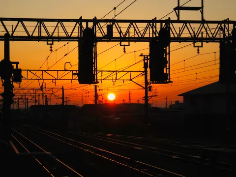 夕焼けと電車の架線網