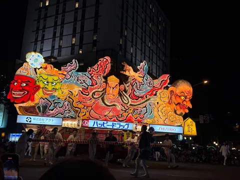 夜空に浮かぶ巨大な提灯山車！