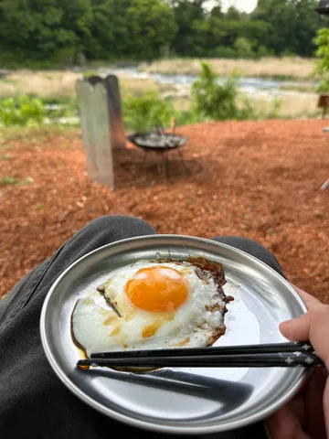 焚き火と川辺の朝ごはん