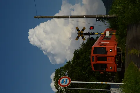 モクモク雲と赤い列車