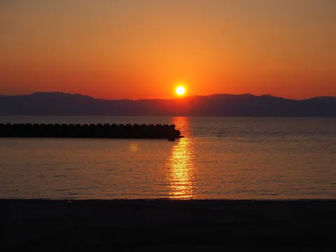 夕暮れの海に染まる金色