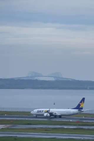 静かな海と飛行機の影