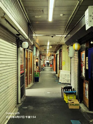 路地の灯りと日常の匂い