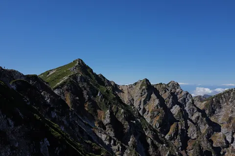 青空と岩峰の稜線