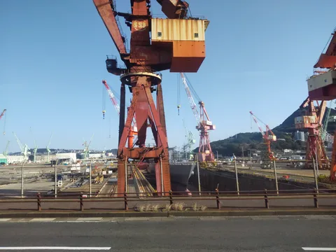 巨大クレーンが空に伸びる