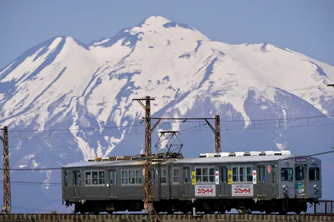雪山と鉄道の旅情