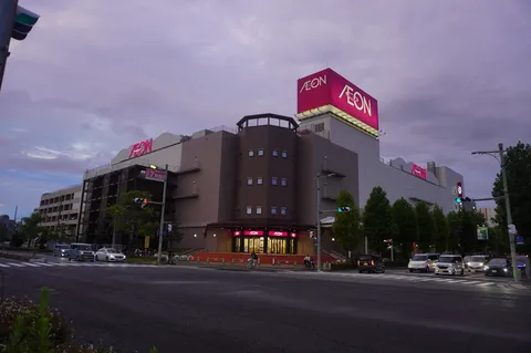 夕暮れのAEONビル街