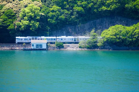 水辺を走る白き列車