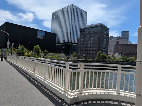 都会の川辺の影と光