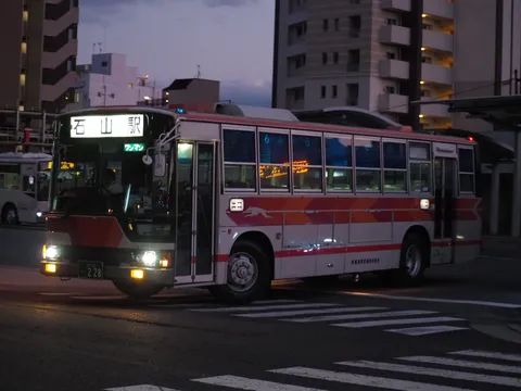 夕暮れの路線バスの佇まい