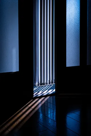 闇夜に差し込む光の筋