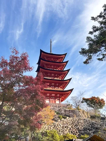 秋の彩り、天へと誘う塔
