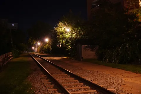 影と灯りの夜の線路