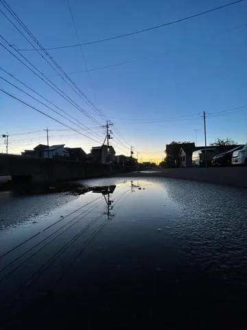 水たまりに映る夕暮れの電線
