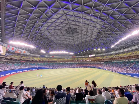 光を編むスタジアムの夜