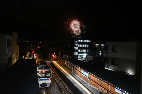 線路と夜空、二つの光跡