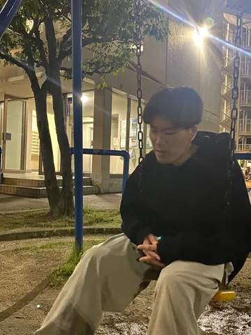 夜の公園、ブランコに揺られて