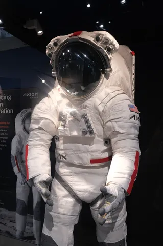 宇宙服で感じる静かな宇宙