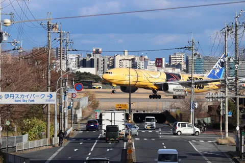 黄金の機体が走る街