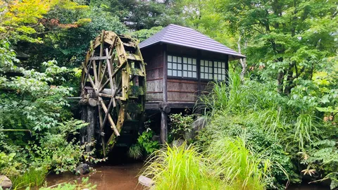 水車小屋の静寂な午後