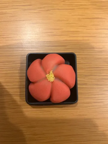 紅色の花弁、和の趣き