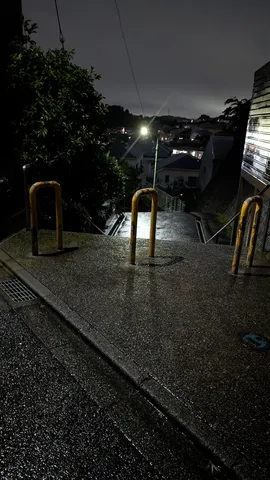 雨上がりの夜、静かな坂道