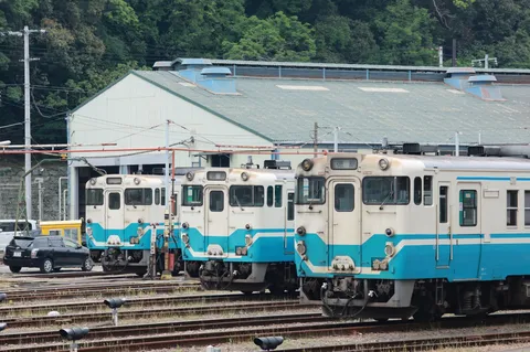 青の列車群が映える