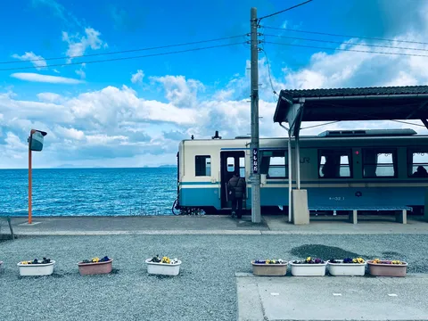 青い海と空、列車が停車する旅情