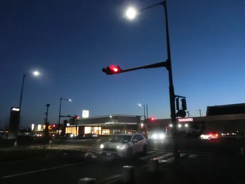 信号が赤く灯る、夜の交差点