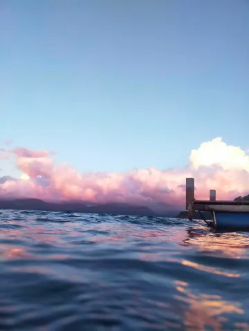 夕暮れの海と桟橋の光