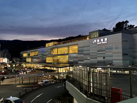 夕景の駅ビルの灯り