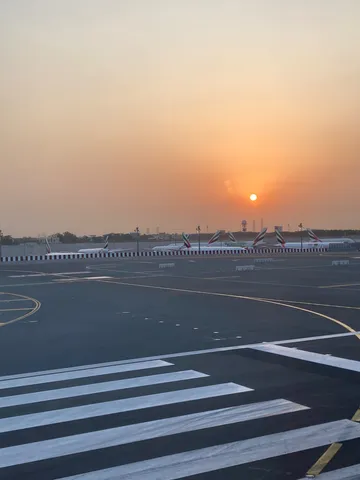 滑走路に沈む夕日