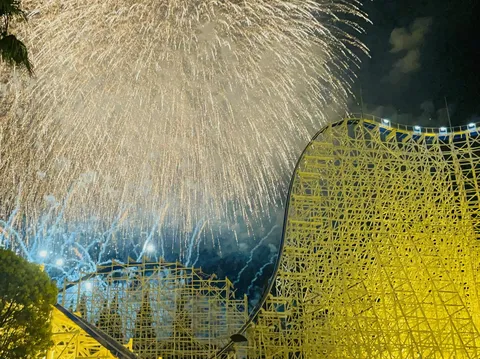 ジェットコースターと夏の夜空