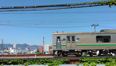 静かに駆ける銀色の列車