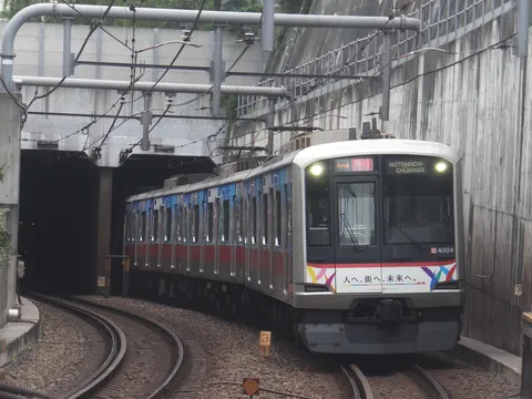 トンネルを抜ける色列車