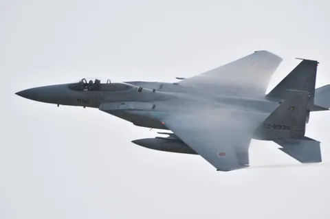 風を切る二座席戦闘機の飛翔