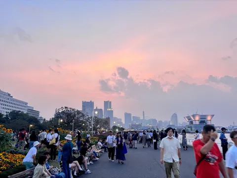 港町の黄昏時、人の賑わい
