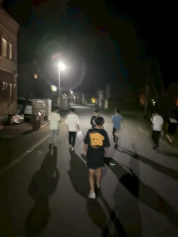 夜道を歩く影たち