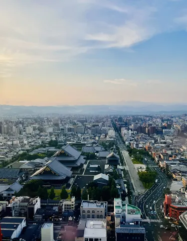 都会の奥行き、空まで伸びる？