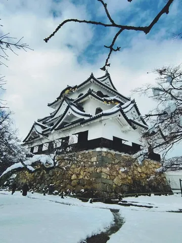 雪化粧の古城、静寂の美
