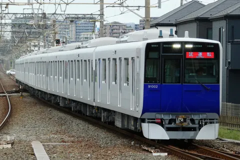 青と白の列車が走る風景