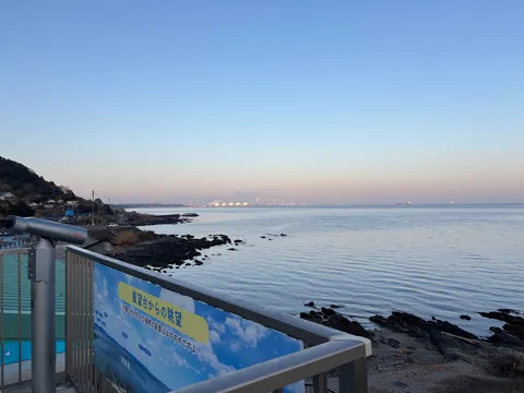 夕暮れの港、希望の灯り
