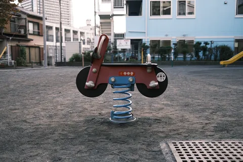街の静かな遊具の対話
